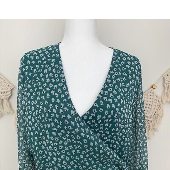 BAR III XL floral green print wrap blouse - Picture 3 of 6